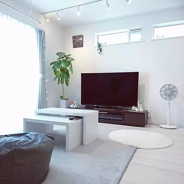 「こだわり家具ゆえの魅力♪シンプルテイストのリビング」の画像