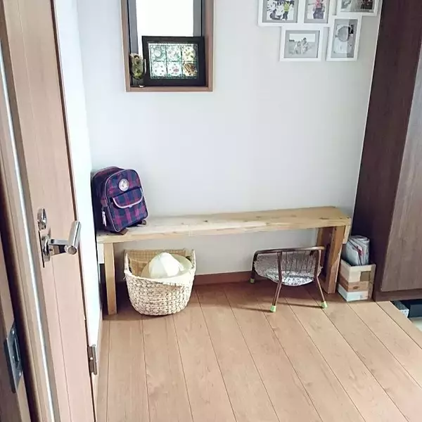 「デザインも用途もお家にぴったり！工夫満載なDIYのベンチ」の画像