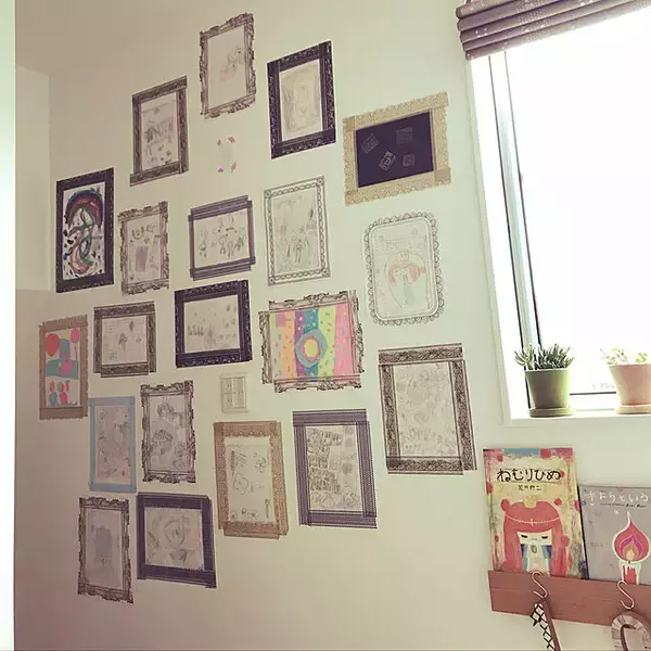 「小さな芸術家さんも喜ぶ！子どもの絵の飾り方アイデア」の画像