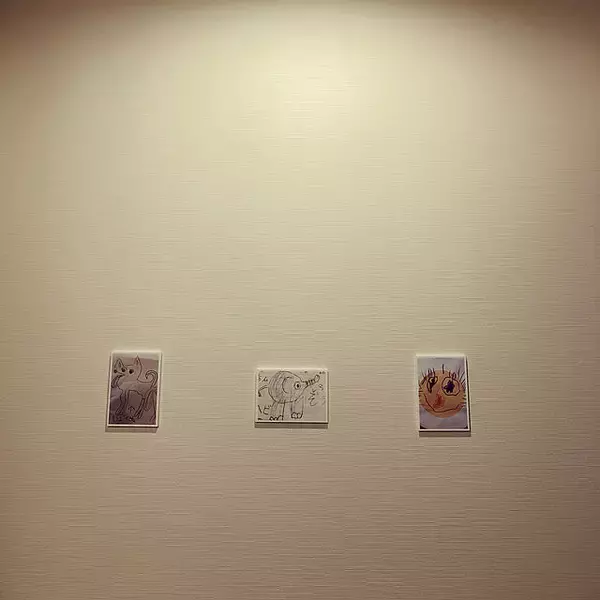 「小さな芸術家さんも喜ぶ！子どもの絵の飾り方アイデア」の画像