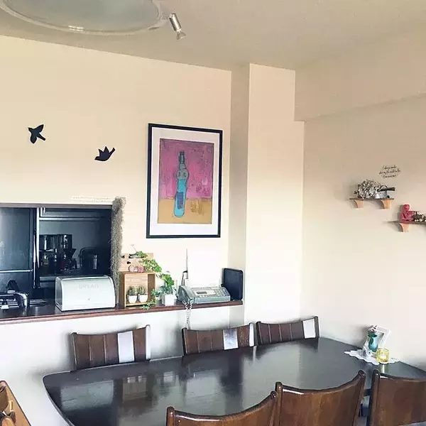 「小さな芸術家さんも喜ぶ！子どもの絵の飾り方アイデア」の画像