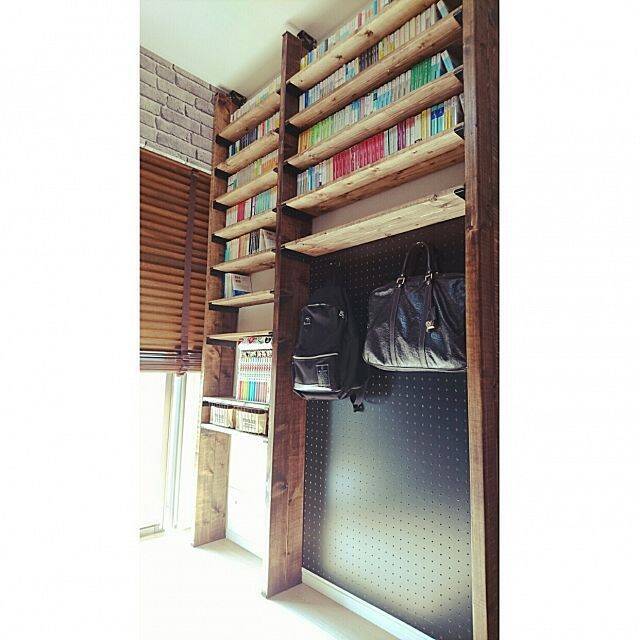 壁面を利用して作りやすく♪お部屋に合わせて本棚をDIY