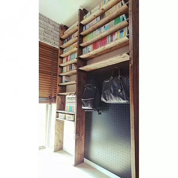 「壁面を利用して作りやすく♪お部屋に合わせて本棚をDIY」の画像