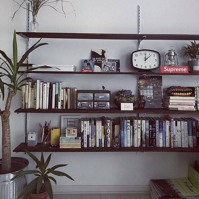 壁面を利用して作りやすく♪お部屋に合わせて本棚をDIY