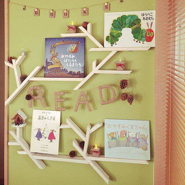 壁面を利用して作りやすく♪お部屋に合わせて本棚をDIY