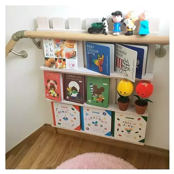 「壁面を利用して作りやすく♪お部屋に合わせて本棚をDIY」の画像