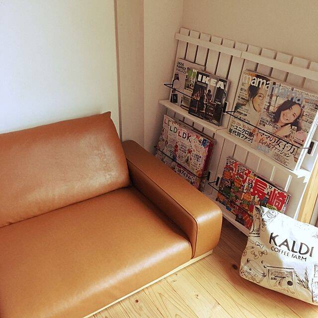 壁面を利用して作りやすく♪お部屋に合わせて本棚をDIY