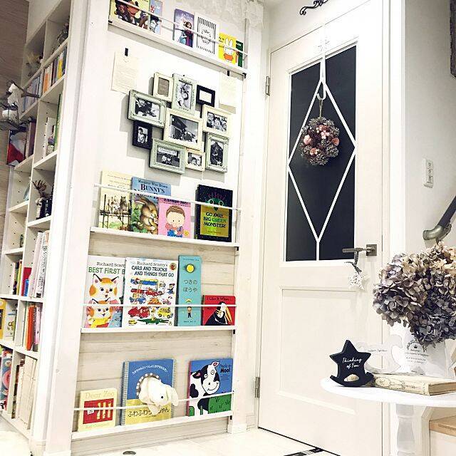 壁面を利用して作りやすく♪お部屋に合わせて本棚をDIY