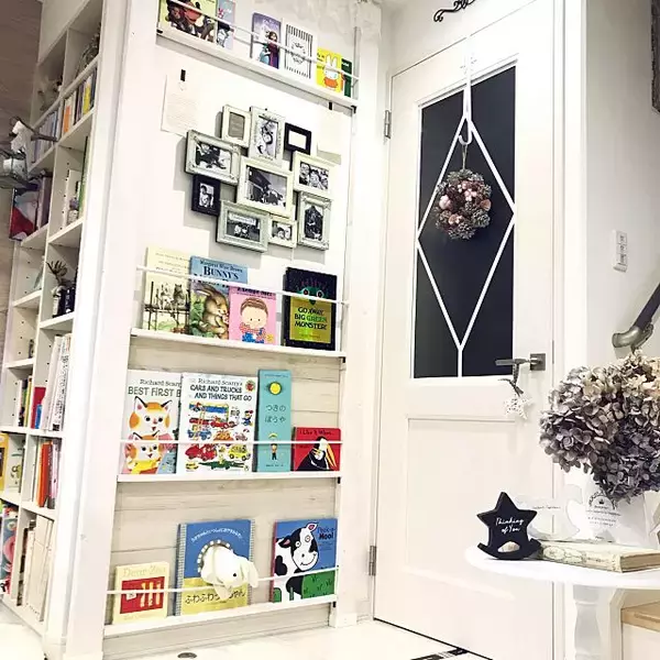 「壁面を利用して作りやすく♪お部屋に合わせて本棚をDIY」の画像