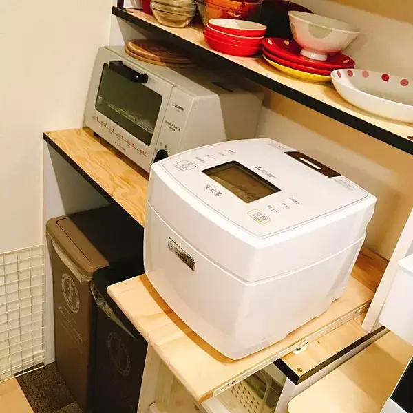 「炊飯器やレンジはどこに置く？キッチン家電の置き方実例」の画像