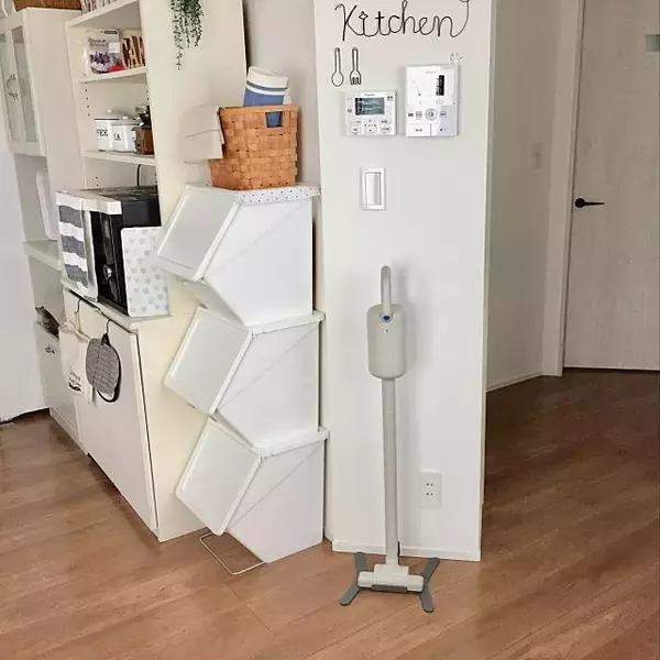 「こんなやり方で快適に♪知っておきたい掃除機収納実例」の画像