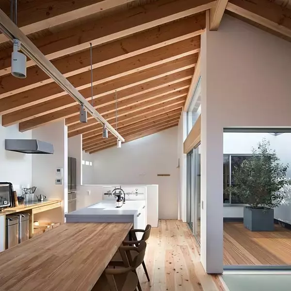 「室内でも開放的に！インナーバルコニーや中庭のあるくらし」の画像