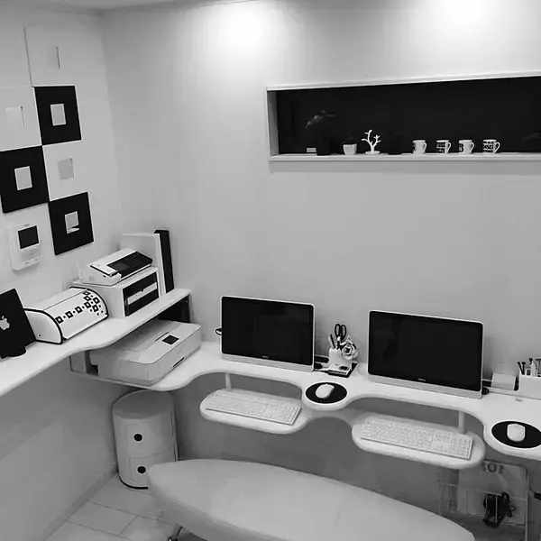 「デスク周りを整理して快適に♪作業も捗る美しいデスク周り」の画像