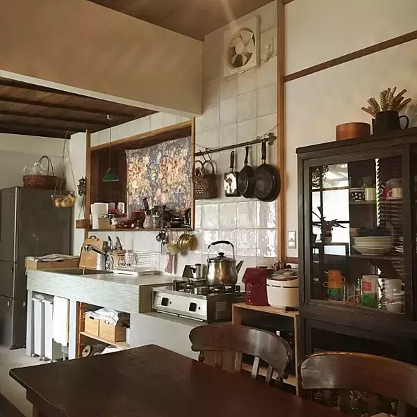 「まるでドラマのセットみたい♡レトロなキッチンが新しい」の画像