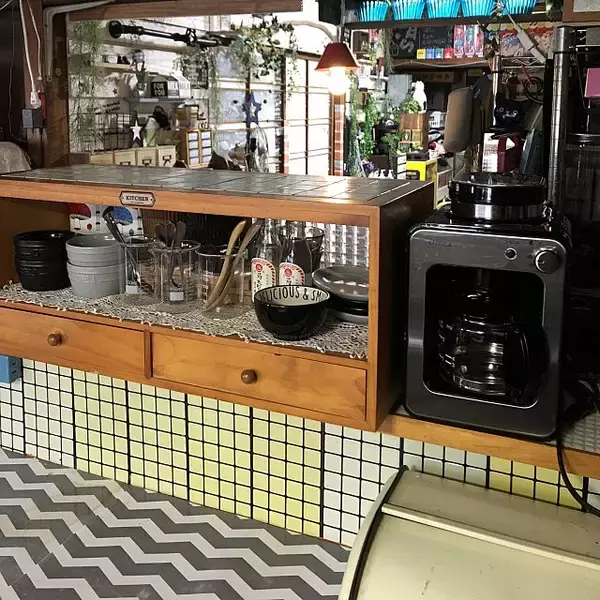 「まるでドラマのセットみたい♡レトロなキッチンが新しい」の画像