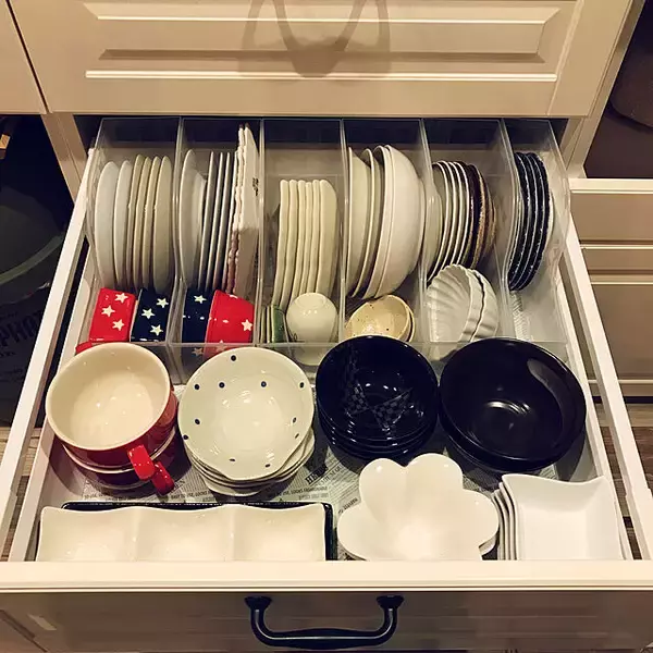 「取り出しやすさアップ♪食器収納に使える100均アイテム」の画像