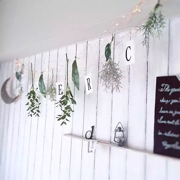 「セリアでデコる！自分らしく壁を飾るためのアイテム集」の画像