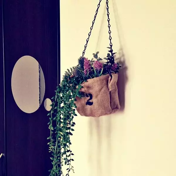 「セリアでデコる！自分らしく壁を飾るためのアイテム集」の画像