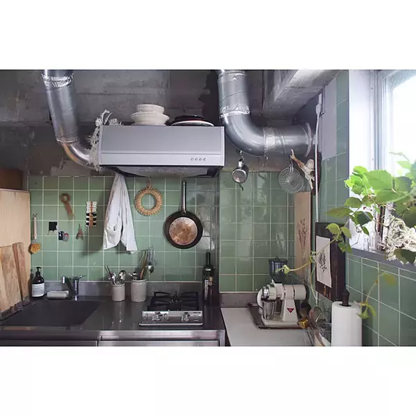 「生活感なく美しく。クールエレガントな塩系インテリアキッチン」の画像