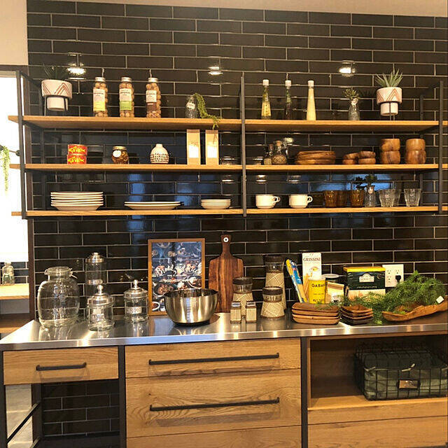 生活感なく美しく。クールエレガントな塩系インテリアキッチン