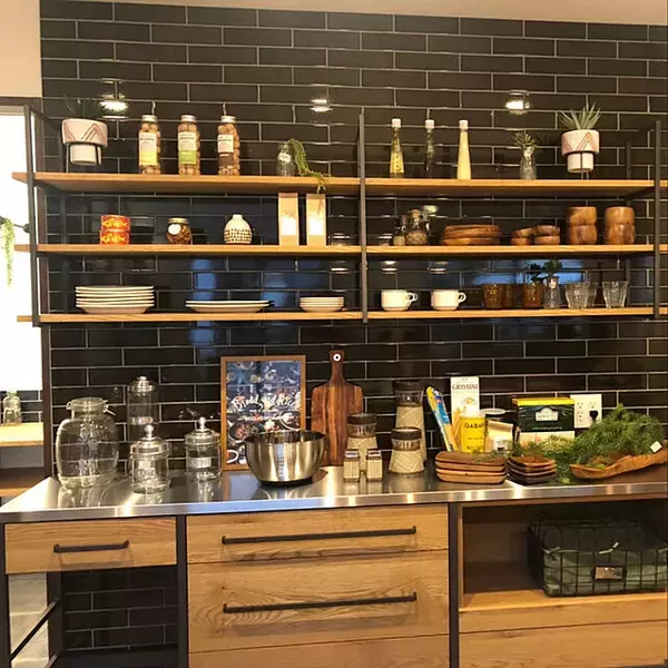 「生活感なく美しく。クールエレガントな塩系インテリアキッチン」の画像