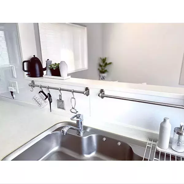 「生活感なく美しく。クールエレガントな塩系インテリアキッチン」の画像