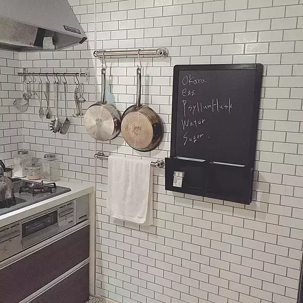 「生活感なく美しく。クールエレガントな塩系インテリアキッチン」の画像