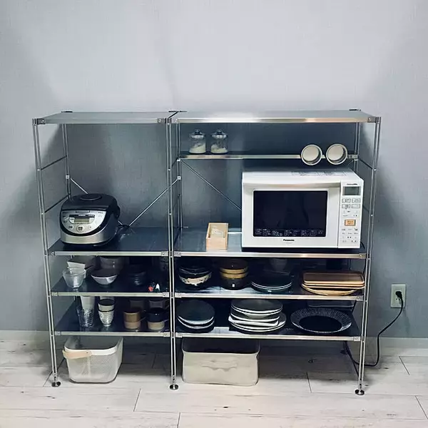 「生活感なく美しく。クールエレガントな塩系インテリアキッチン」の画像