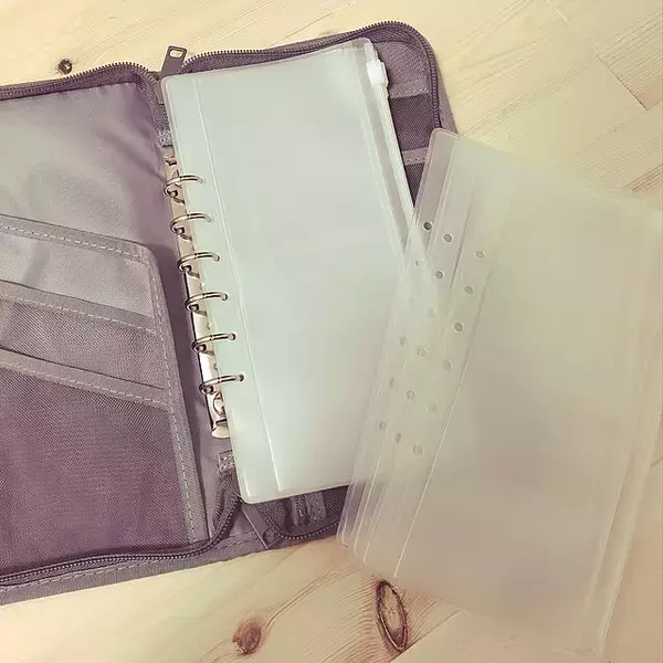 「売り切れ続出！無印良品のパスポートケースでお金の管理」の画像