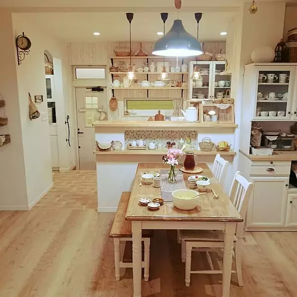 「ライフスタイル別☆ダイニングテーブルのオススメの置き方」の画像