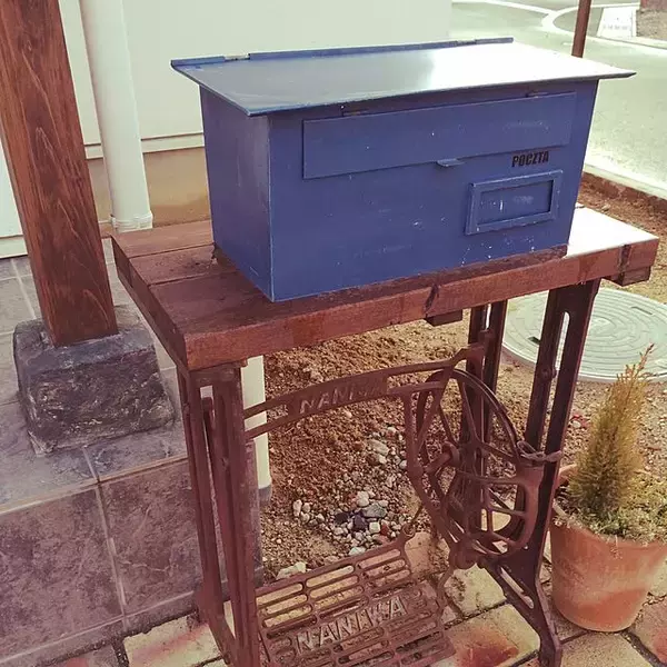 「受け継がれる想い。アンティークのミシン台リメイク実例集」の画像