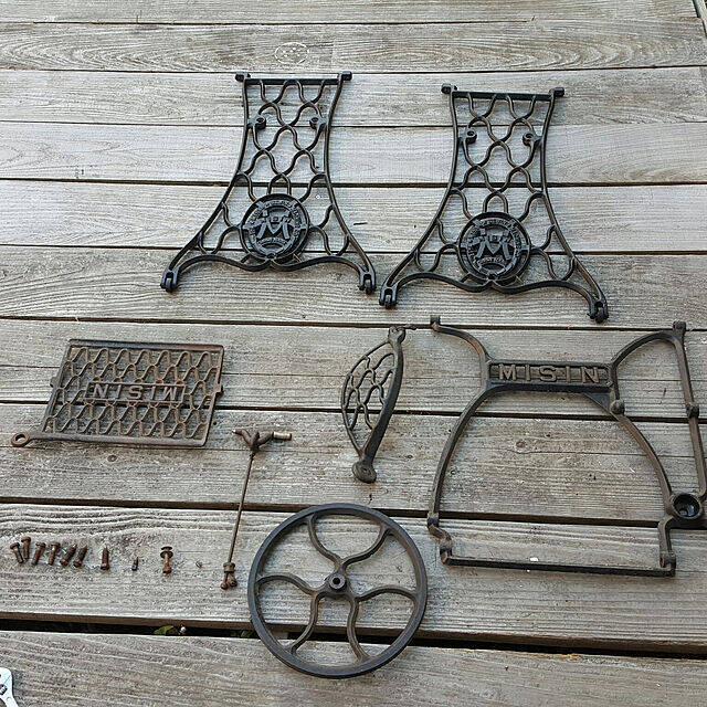 受け継がれる想い。アンティークのミシン台リメイク実例集