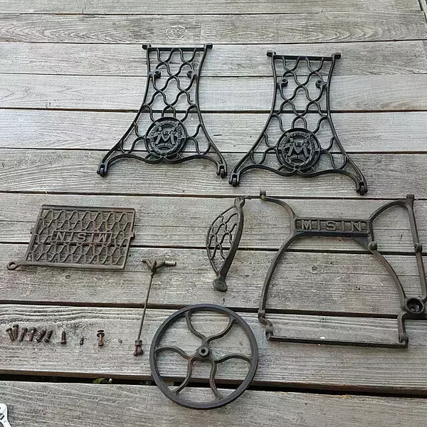 「受け継がれる想い。アンティークのミシン台リメイク実例集」の画像