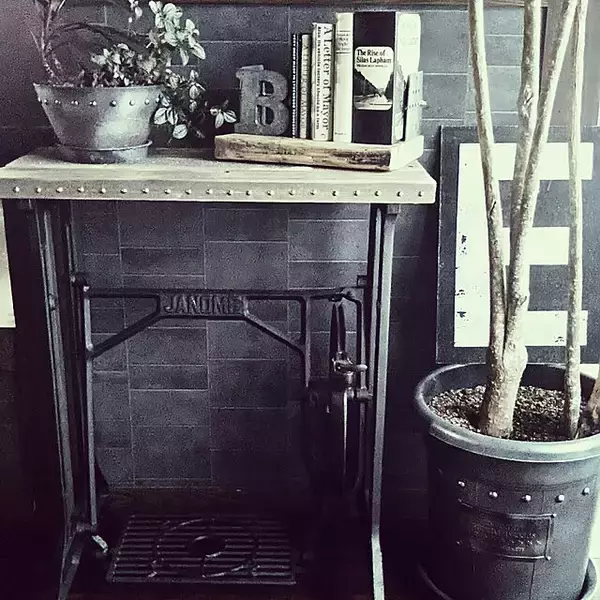 「受け継がれる想い。アンティークのミシン台リメイク実例集」の画像