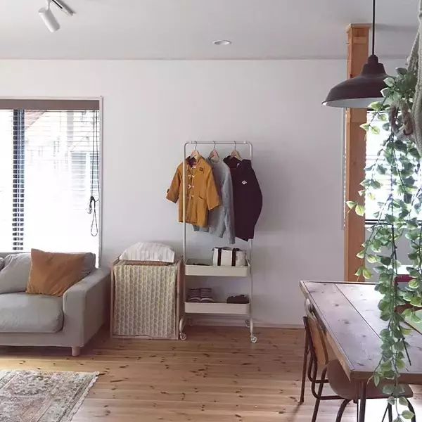 「こうすればよかった！脱いだ上着のベストな置き場所実例集」の画像