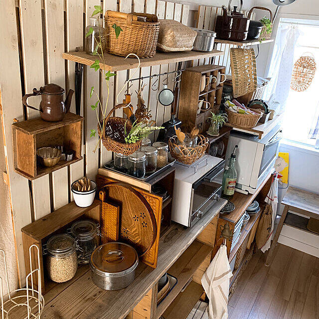 素朴な風合いがたまらなく魅力的♡木箱のキッチン収納