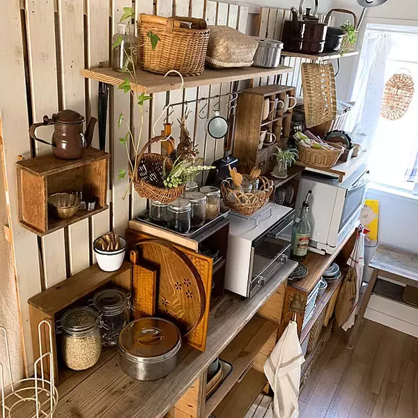 「素朴な風合いがたまらなく魅力的♡木箱のキッチン収納」の画像