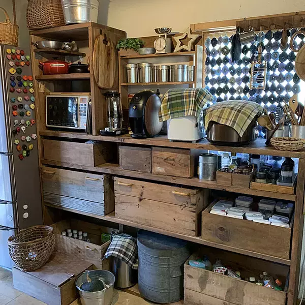 「素朴な風合いがたまらなく魅力的♡木箱のキッチン収納」の画像
