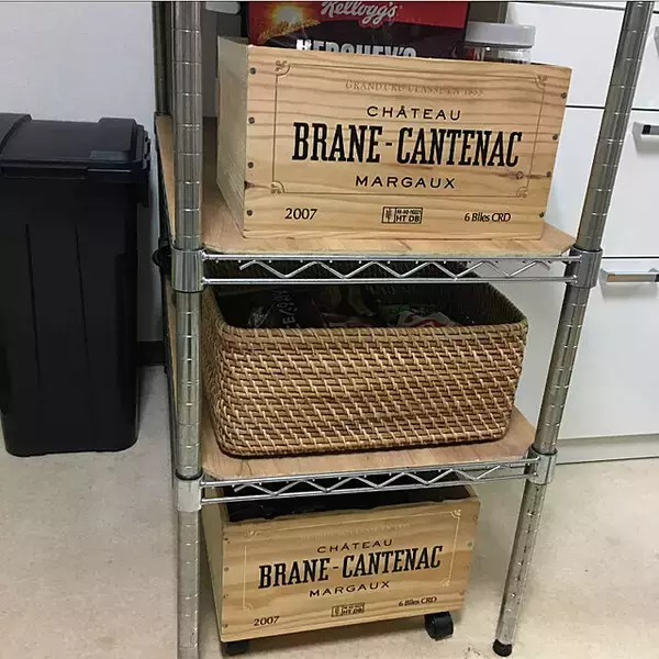 「素朴な風合いがたまらなく魅力的♡木箱のキッチン収納」の画像