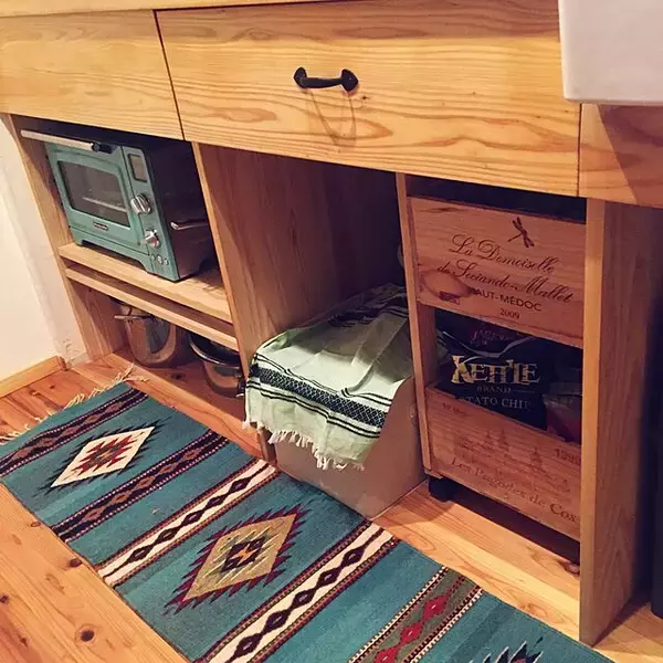 「素朴な風合いがたまらなく魅力的♡木箱のキッチン収納」の画像