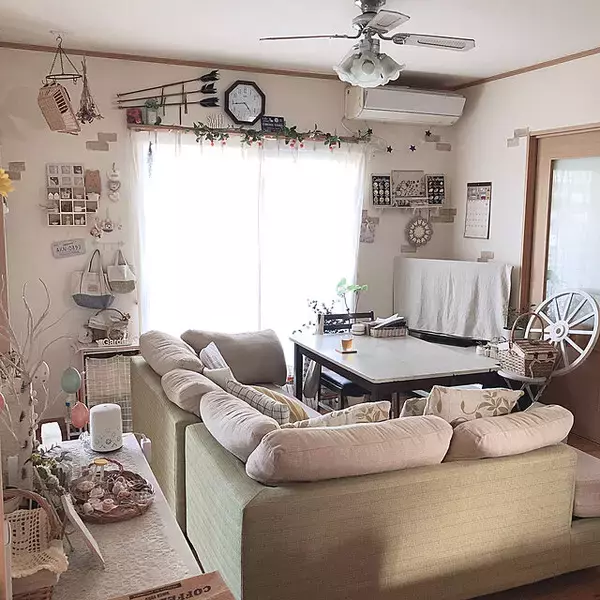 「リゾート感があってリラックス♡雰囲気ある南欧風リビング」の画像