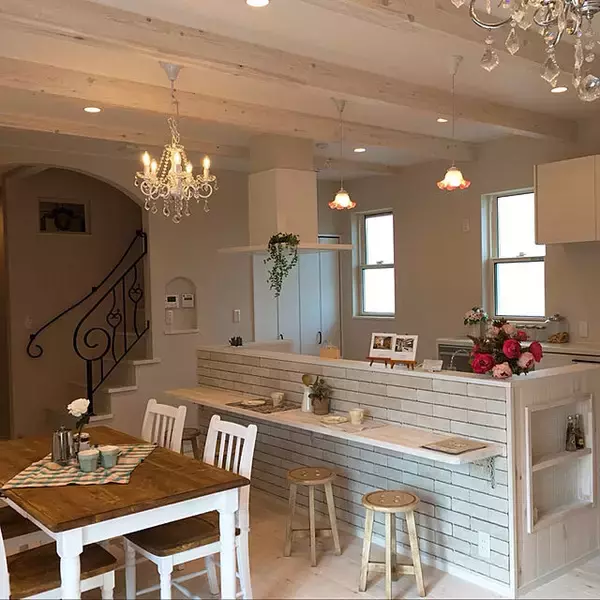 「リゾート感があってリラックス♡雰囲気ある南欧風リビング」の画像