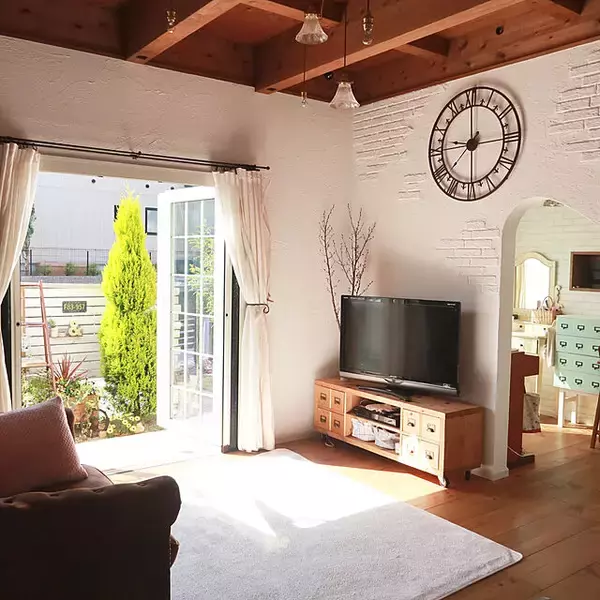 「リゾート感があってリラックス♡雰囲気ある南欧風リビング」の画像