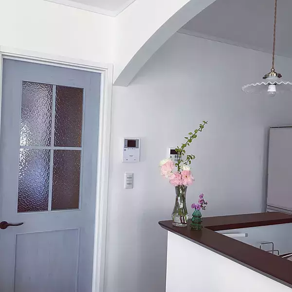 「リゾート感があってリラックス♡雰囲気ある南欧風リビング」の画像