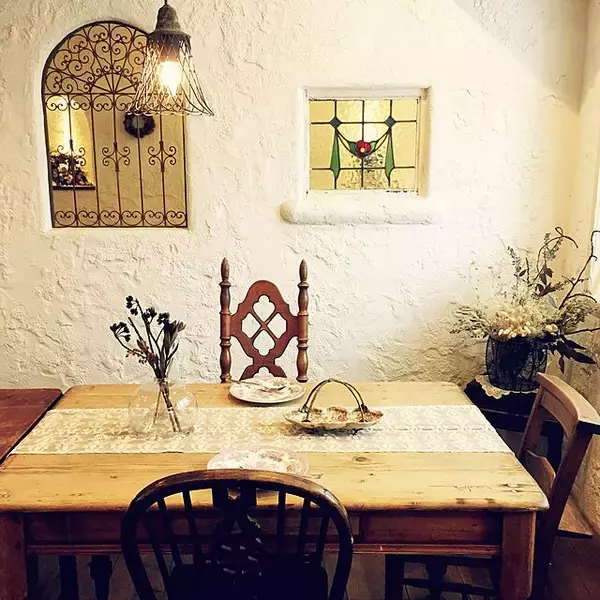 「リゾート感があってリラックス♡雰囲気ある南欧風リビング」の画像