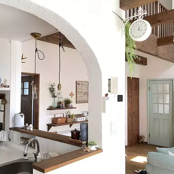 「リゾート感があってリラックス♡雰囲気ある南欧風リビング」の画像