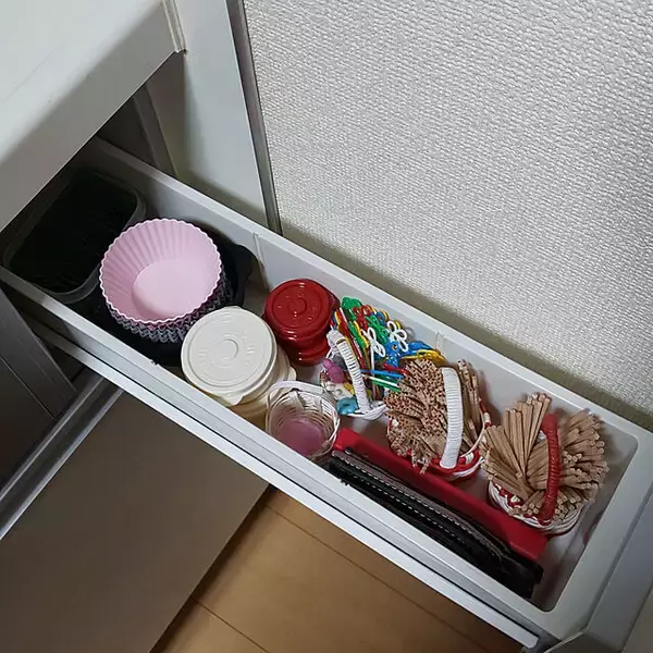 「使いこなせばとっても便利！コンロ横の引き出し活用実例集」の画像