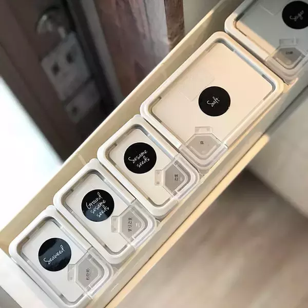 「使いこなせばとっても便利！コンロ横の引き出し活用実例集」の画像