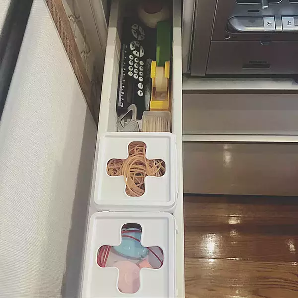 「使いこなせばとっても便利！コンロ横の引き出し活用実例集」の画像