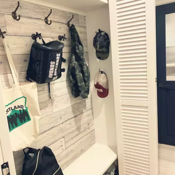 定位置を決めて快適に！毎日使うかばんの置き場所アイデア